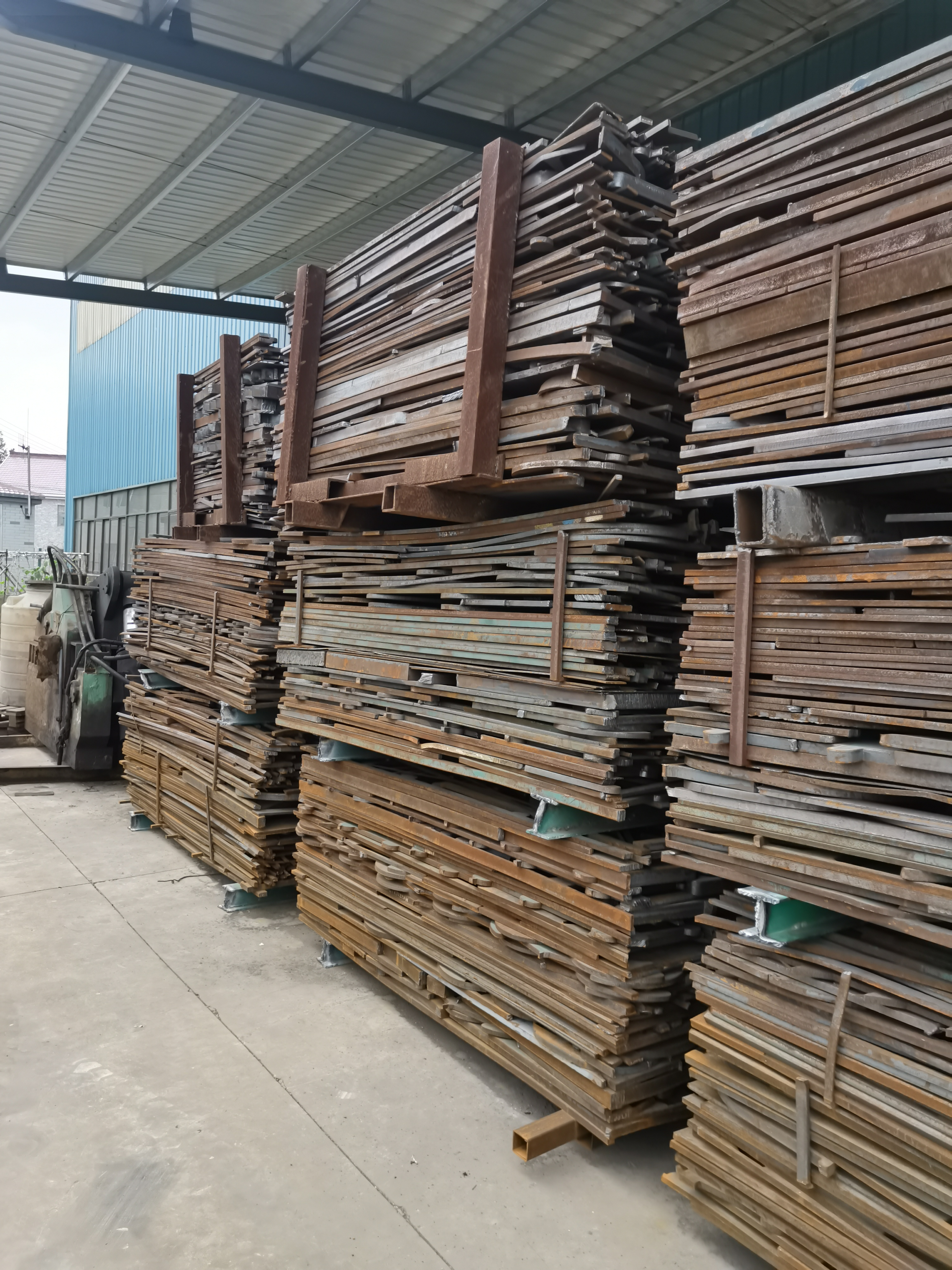 会议室中专业顾问正在向企业代表介绍市场分析报告，桌上摆放着相关资料和图表，体现了专业的咨询服务